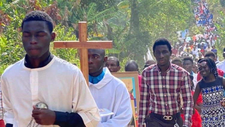 Cinco horas à pé: Igreja leva esperança às comunidades isoladas do interior do Haiti