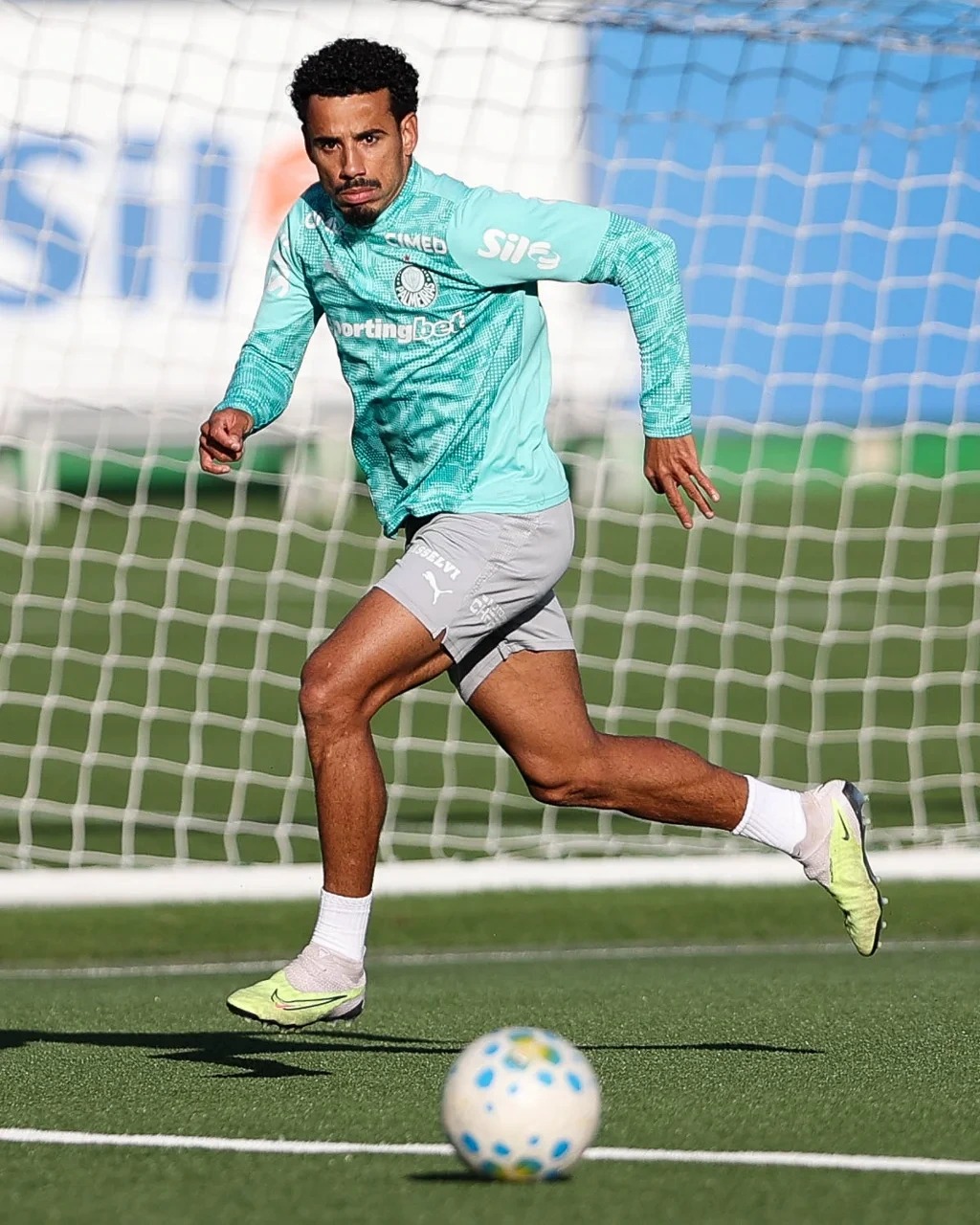 Dono de maior sequência no Palmeiras, Lucas Evangelista celebra confiança de Abel: “Muito feliz”