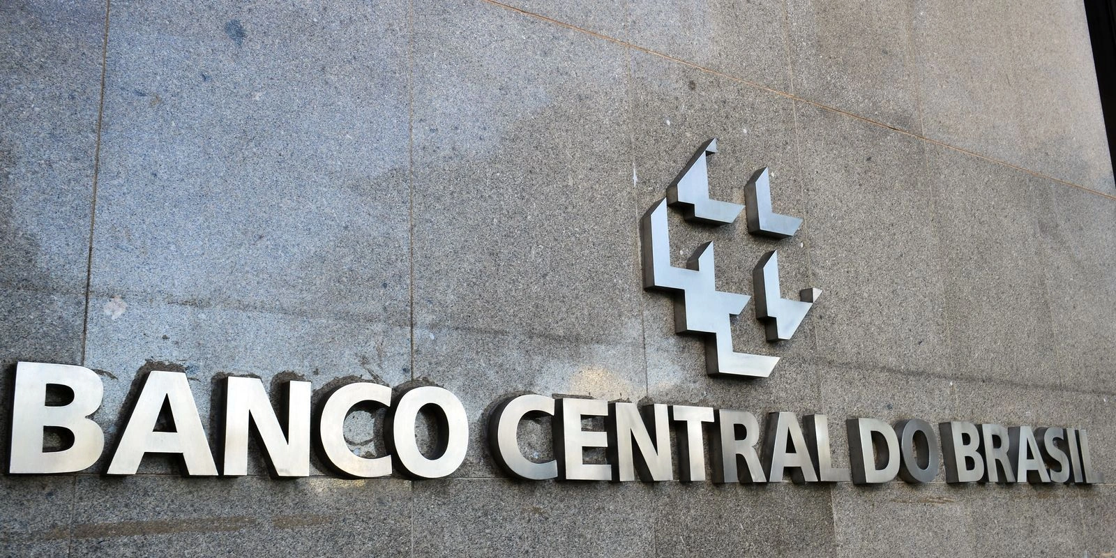 Mercado financeiro reduz previsão da inflação para 5% este ano