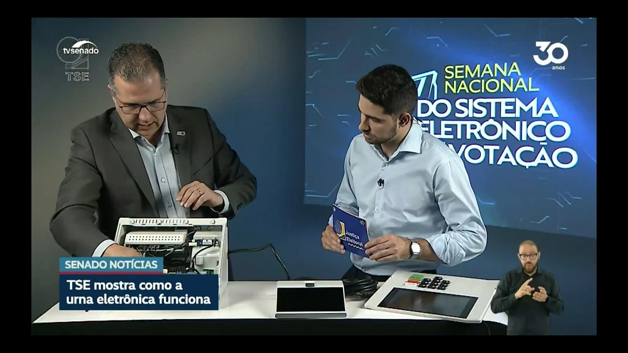 TSE abre urna eletrônica ao vivo para mostrar como funciona e combater fake