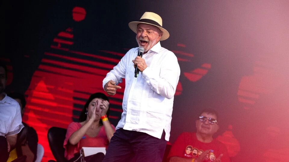 Lula diz que elite brasileira tentou “sujar” seu nome e exalta MTST