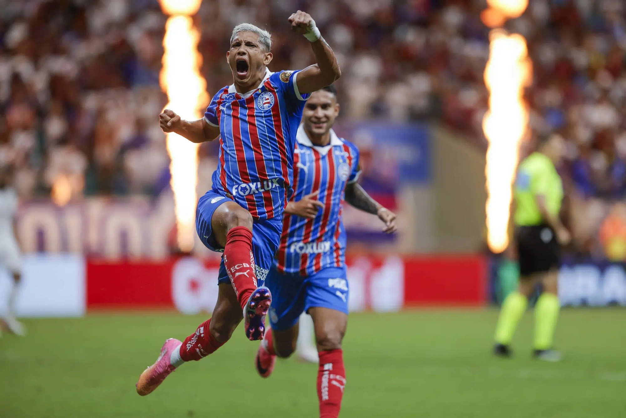 Com dois de Pulga, Bahia vence Internacional, amplia série invicta e sobe para quinto no Brasileirão