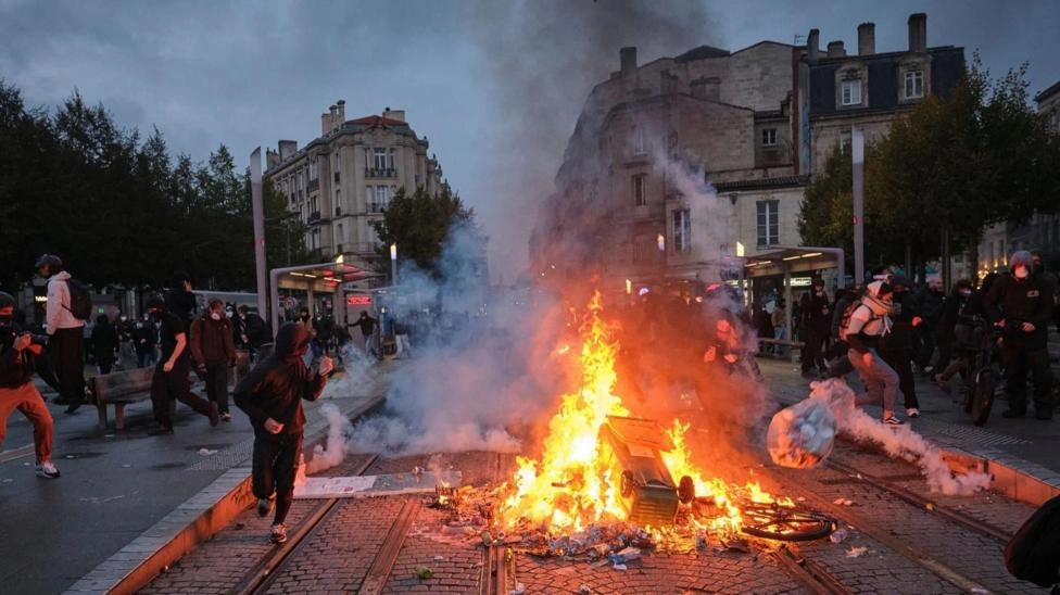 Quase mil pessoas são presas após confrontos em mais um dia de protestos em massa na França