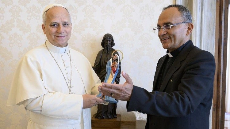 Papa Leão XIV recebe imagem de Nossa Senhora da Amazônia