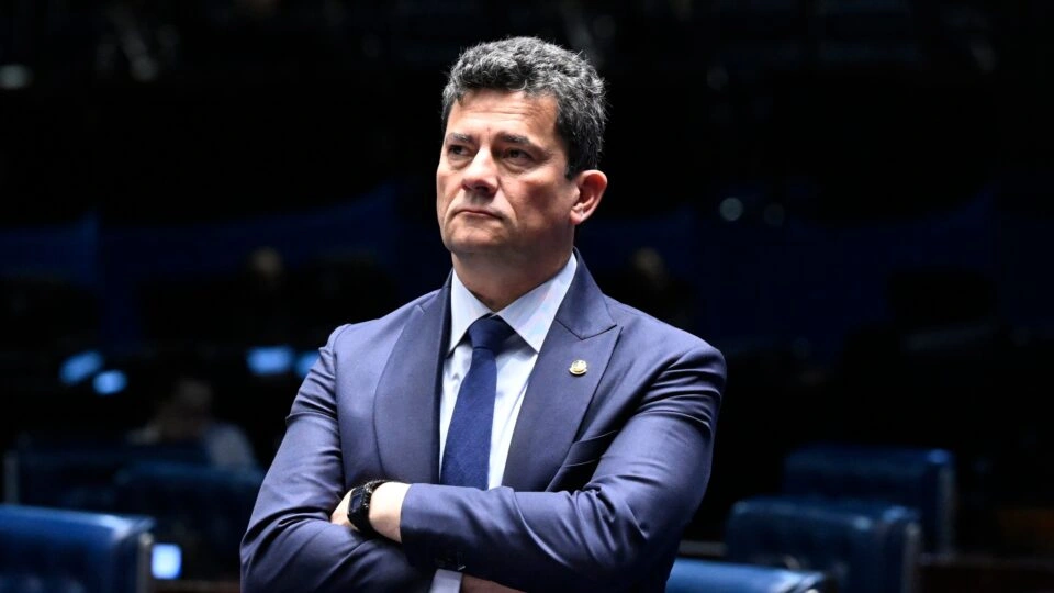Justiça dá a Moro direito de resposta contra Sandro Alex sobre aborto