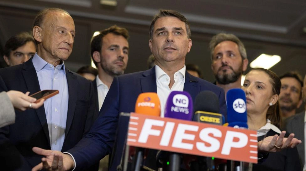Como é o projeto de trabalho flexível apoiado por Flávio Bolsonaro que vai na contramão da PEC do fim da 6x1