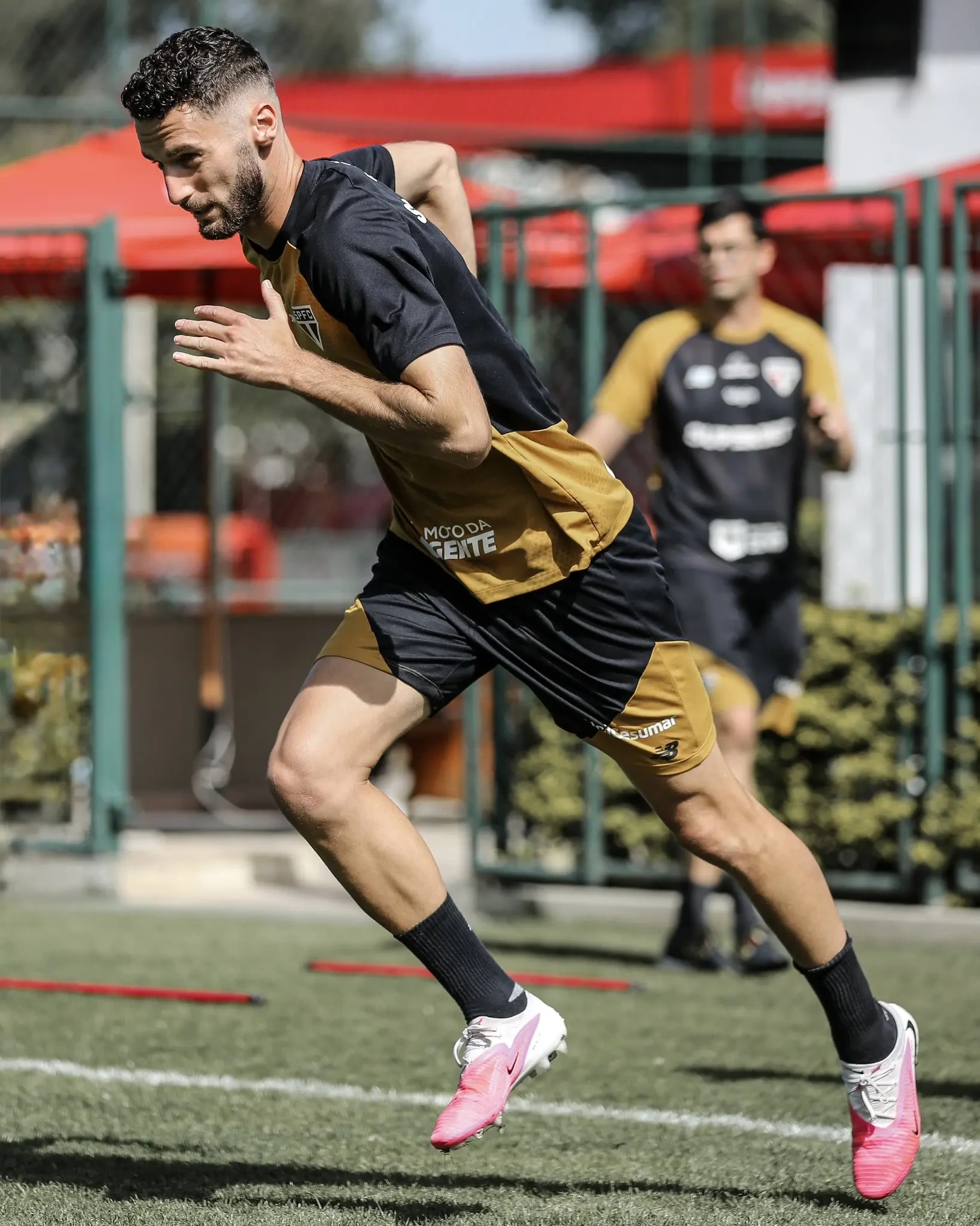 Com reforço, São Paulo trabalha com foco defensivo para enfrentar o Grêmio