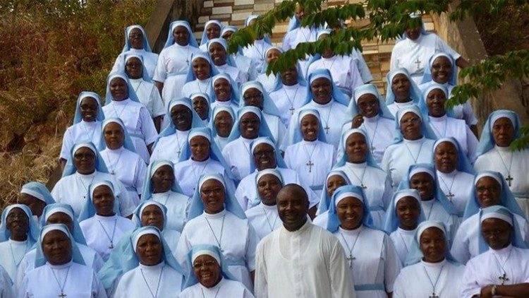 Tanzânia: Religiosas evangelizam através da televisão...