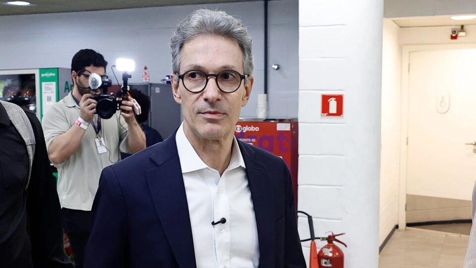 Zema vota com celular na cabine e será investigado pelo TRE-MG
