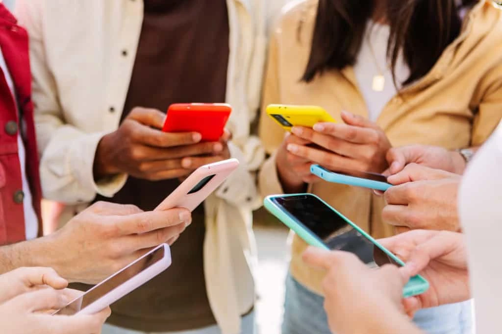 Meta é condenada a pagar multa milionária por danos a crianças em suas plataformas