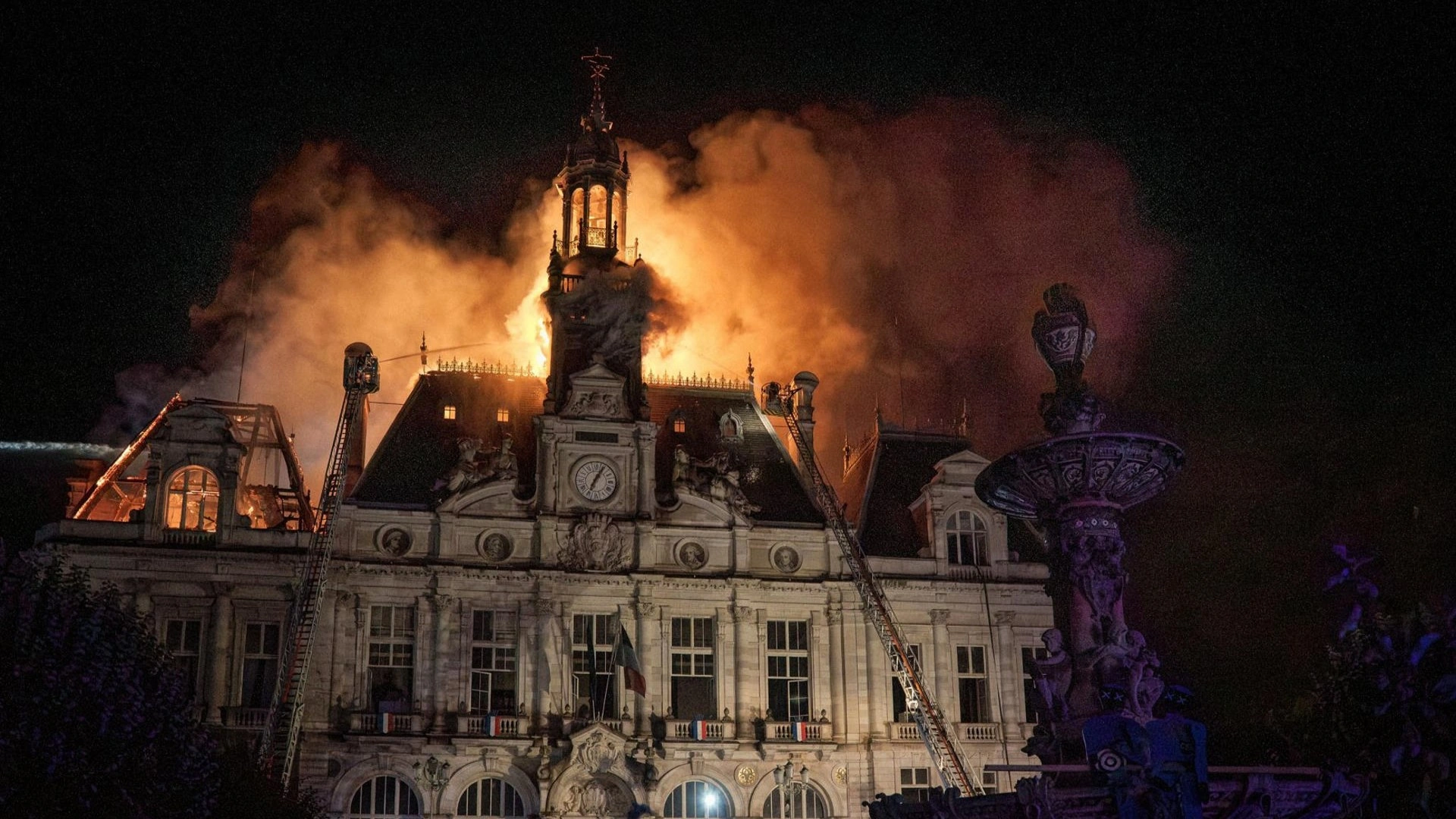 Torre do século XIX é incendiada durante protestos violentos na França; veja vídeo