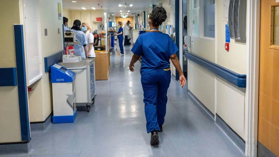O que a crise da saúde britânica nos ensina: 'O Brasil foca demais na autoridade do médico'