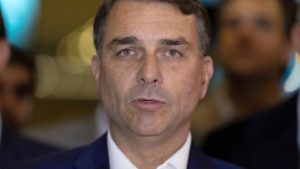 Flávio Bolsonaro cobra investigações sobre Lula, Master e INSS