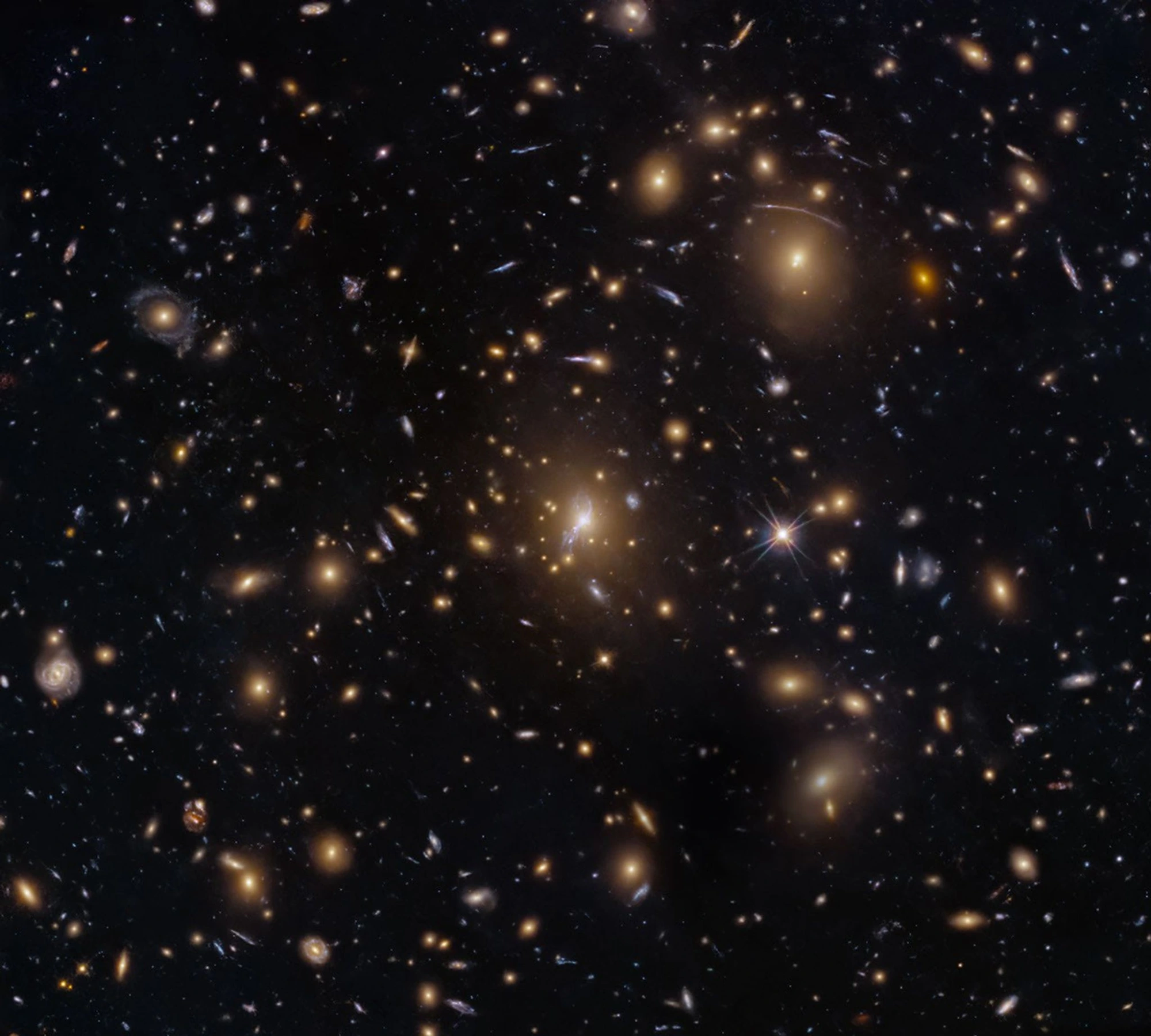 Hubble Observa Enxame de Galáxias