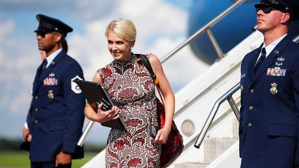 Quem é Natalie Harp, assessora que se tornou presença constante ao lado de Trump