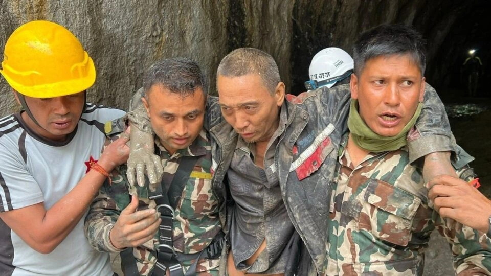 Duas pessoas são resgatadas no Nepal dez dias após enchentes