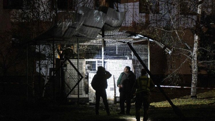 Ataque russo atinge universidade em Kiev, mata uma pessoa e deixa estudantes feridos
