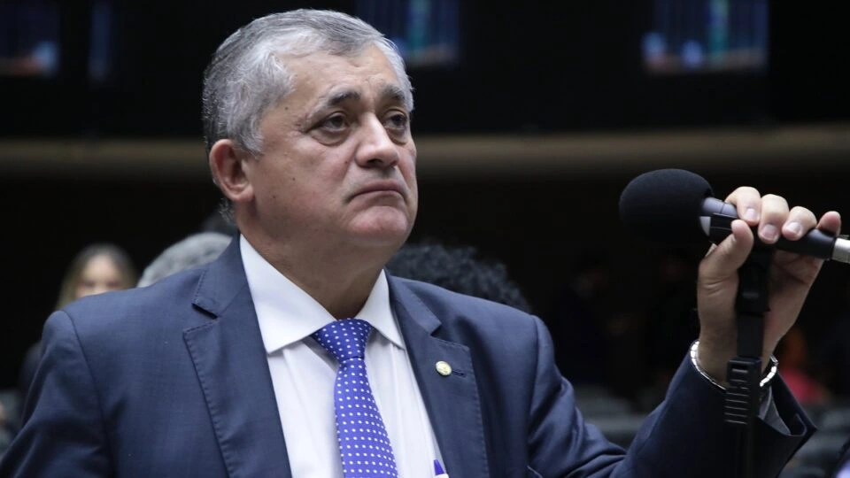 Ministro de Lula chama decisão de Mendonça de “descabida” e “eleitoral”