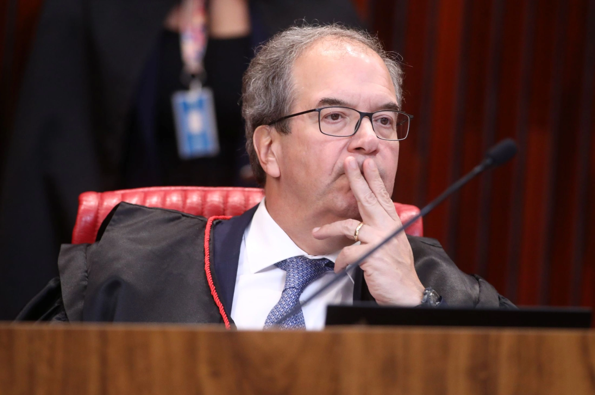 Corregedor do TSE manda Meta e X explicarem em 24h suposto favorecimento a Flávio