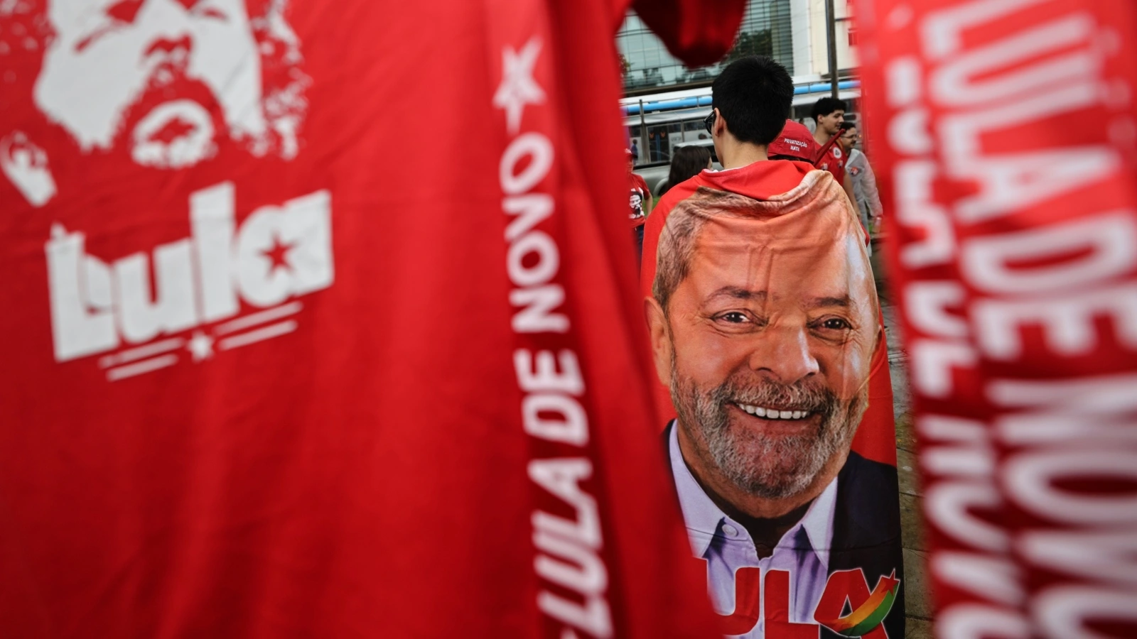 Lula ataca Flávio após promulgação do fim da escala 6×1 em ato em MG