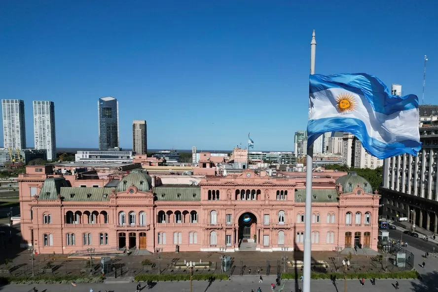 Milei tenta ampliar venda de terras argentinas a estrangeiros
