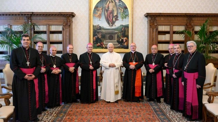 Papa com bispos do Uruguai, em véspera de viagem à América Latina em novembro