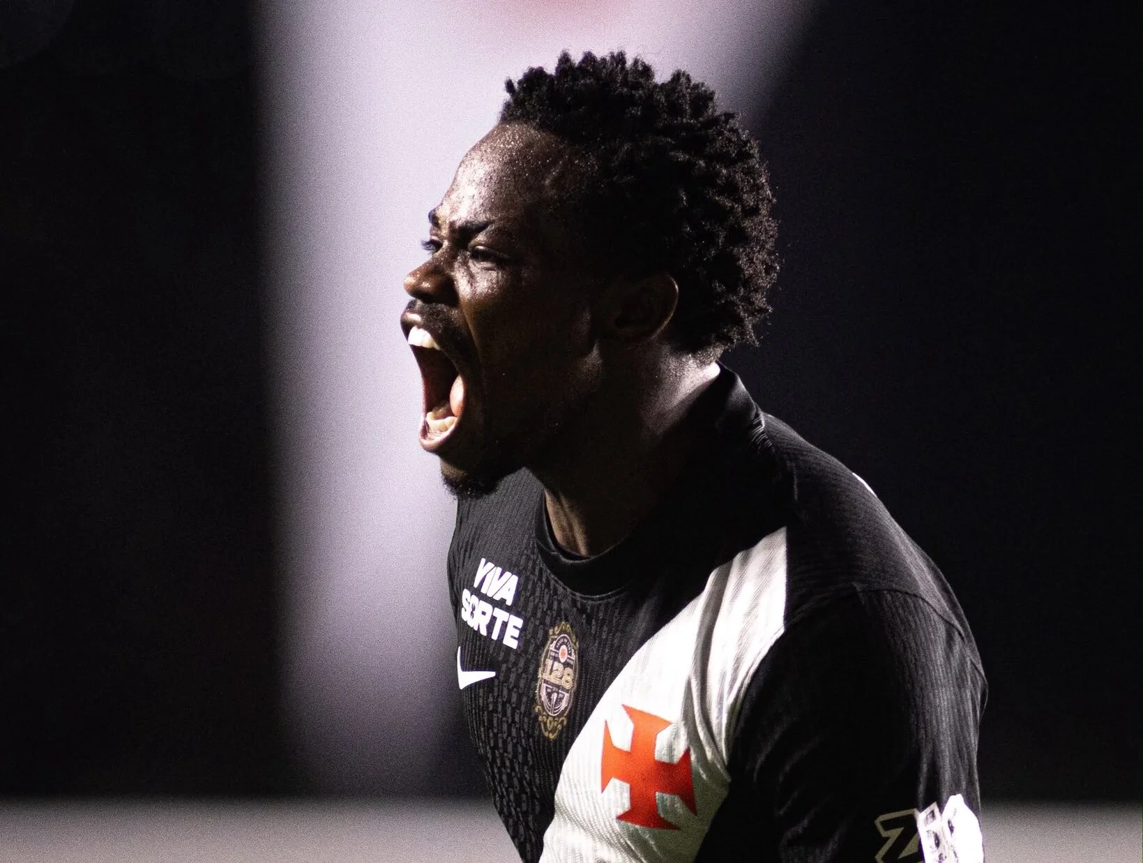 Vasco supera expulsão no primeiro tempo e abre vantagem sobre o Vitória