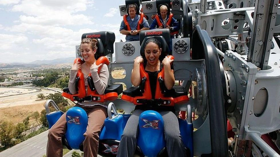 As denúncias de lesão cerebral que fizeram parque Six Flags fechar montanha-russa X2 na Califórnia