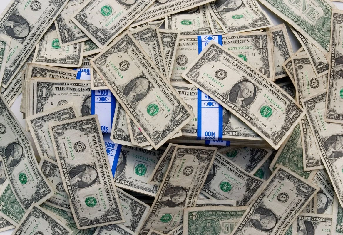 Dólar vira para queda após abrir em alta, com exterior e dados no radar