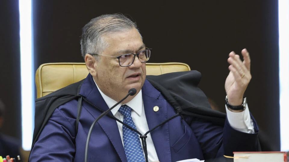 Decisão de Dino contra Flávio reaquece crise no STF e acirra disputa eleitoral