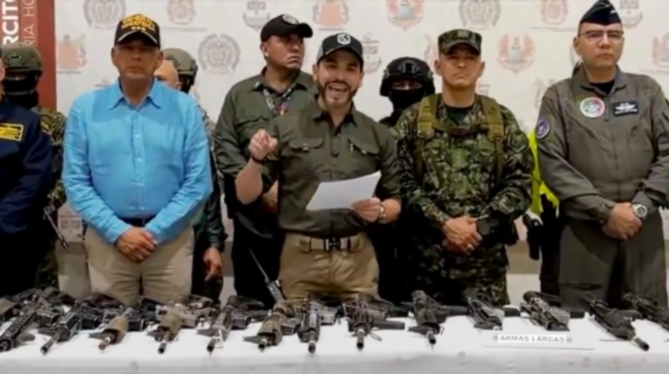 O que novo presidente da Colômbia pretende com polêmicas imagens caminhando entre cadáveres