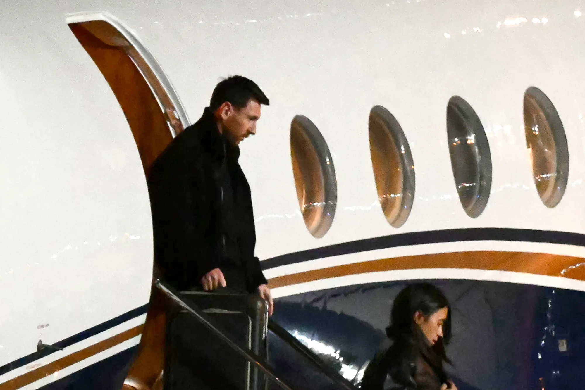 Após morte do pai, Messi desembarca na Argentina para despedida