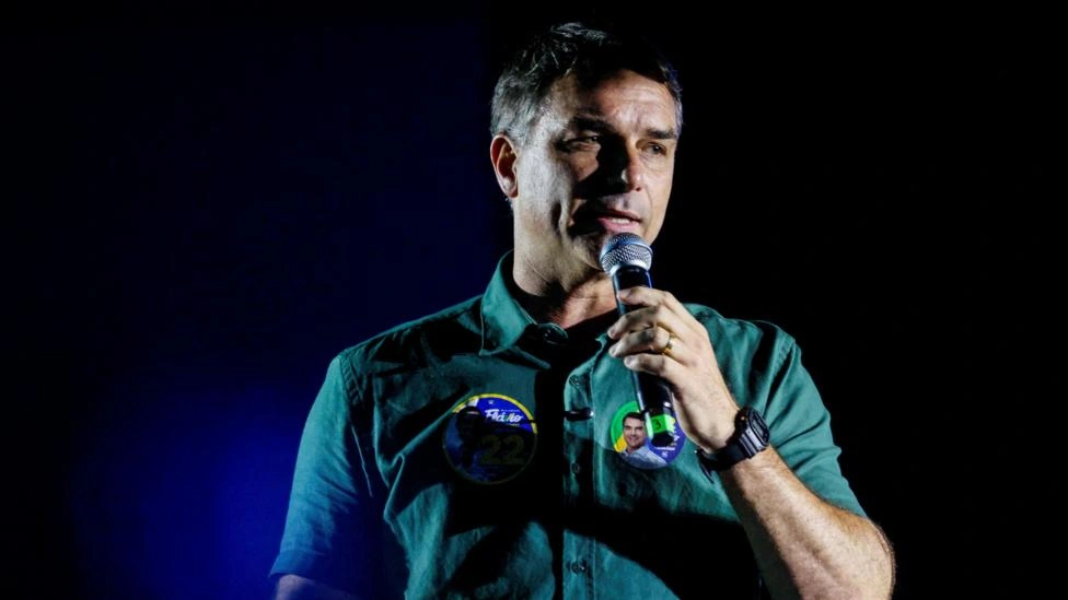 Flávio gasta 6 vezes o valor de Lula em anúncios na última semana de campanha