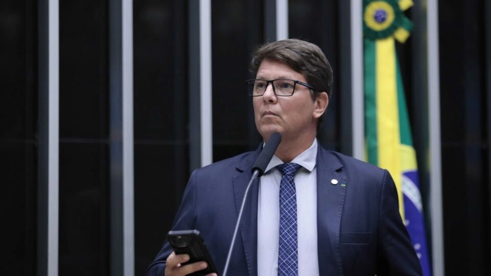 Mario Frias diz que não há crime em patrocínio do Master a Dark Horse