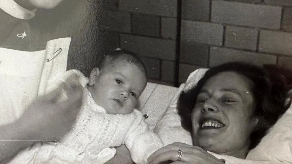 'Nasci enquanto minha mãe era mantida viva em um pulmão de aço'