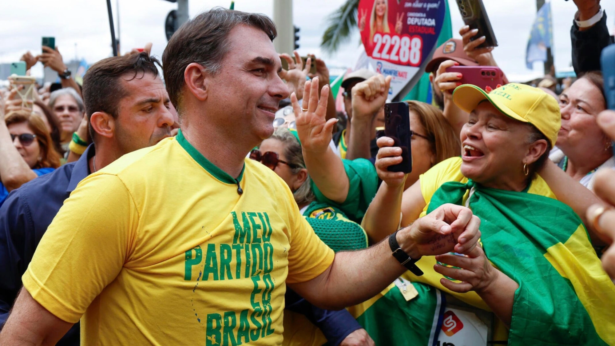 Qual foi a única capital da União Europeia onde Flávio Bolsonaro venceu?
