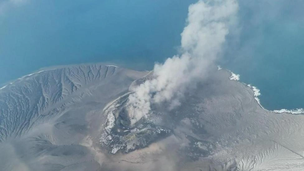 Vulcão 'filhote do Krakatoa' entra em erupção na Indonésia, afeta voos na Ásia e deixa 150 mil passageiros retidos