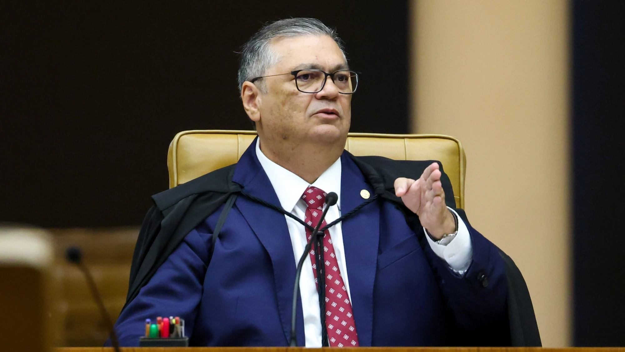 Dino manda PF investigar suposto financiamento estrangeiro à campanha de Flávio