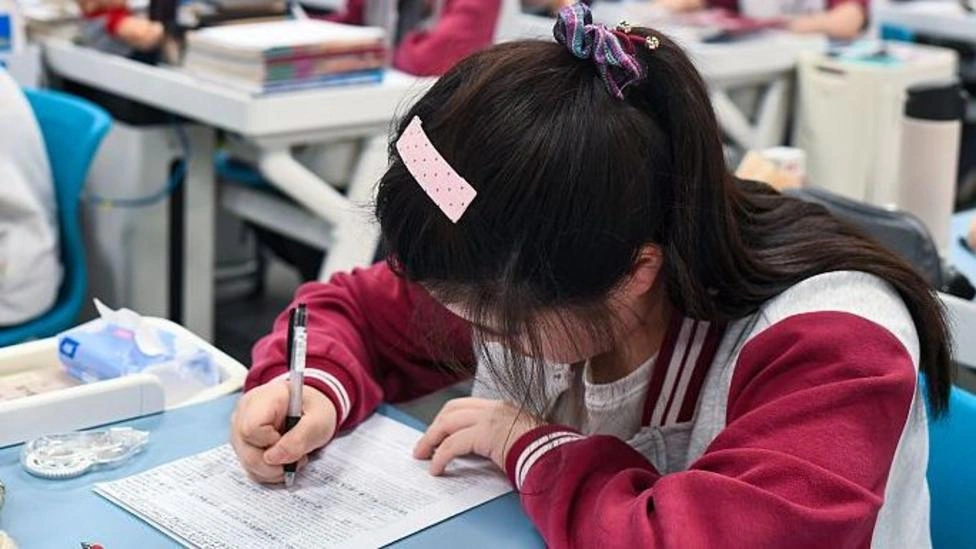 Os adolescentes chineses que consomem medicamentos para adormecer a mente e 'fugir da realidade'