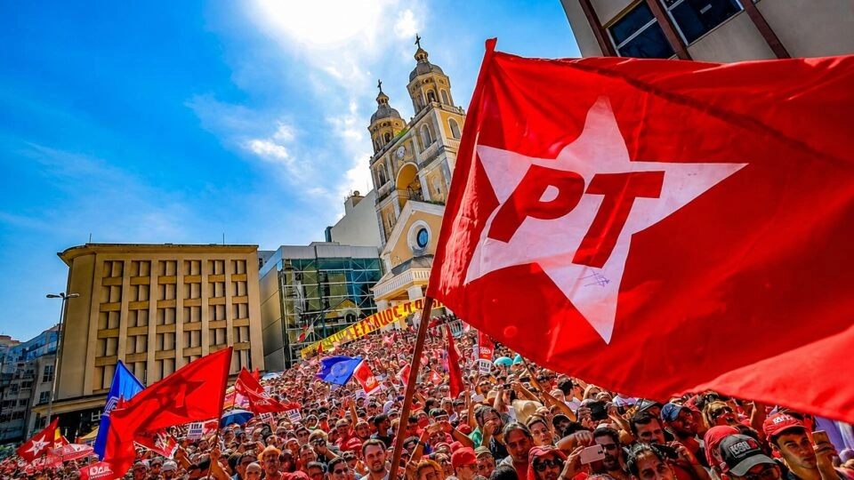 No Brasil, maioria esmagadora dos jornalistas assume ser de esquerda; veja números