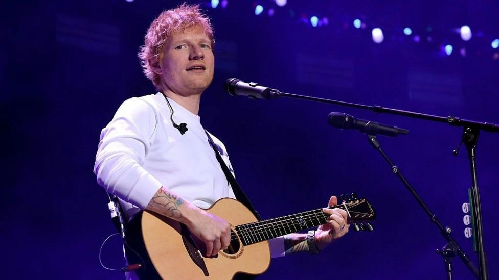 Ed Sheeran admite ter cometido 'erros' após polêmica pela exclusão de rapper pró-Palestina de sua turnê nos EUA