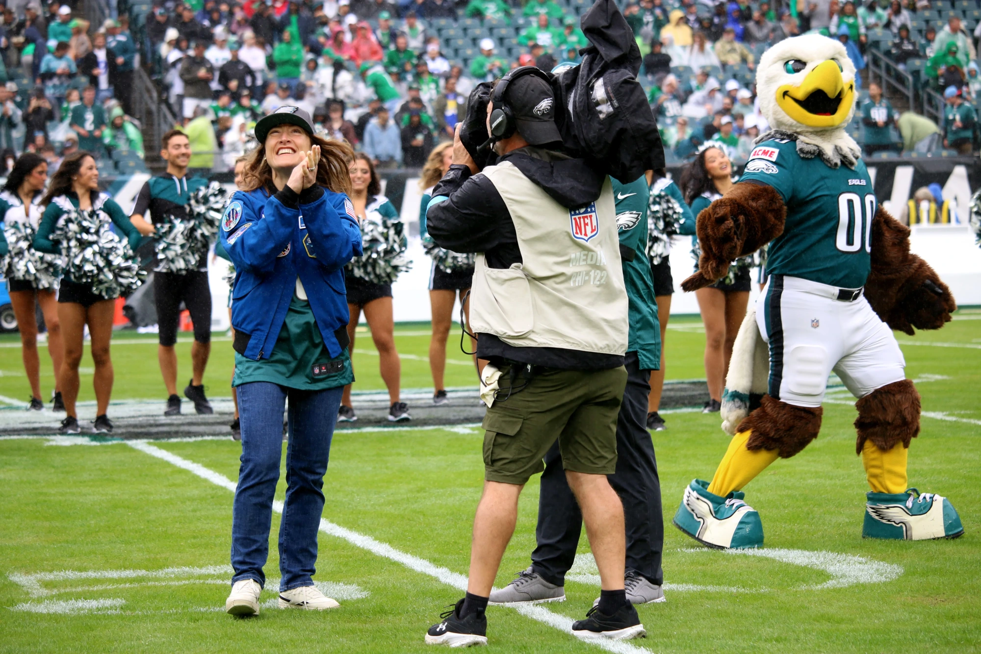 Astronauta da NASA Christina Koch no jogo entre Eagles e Rams