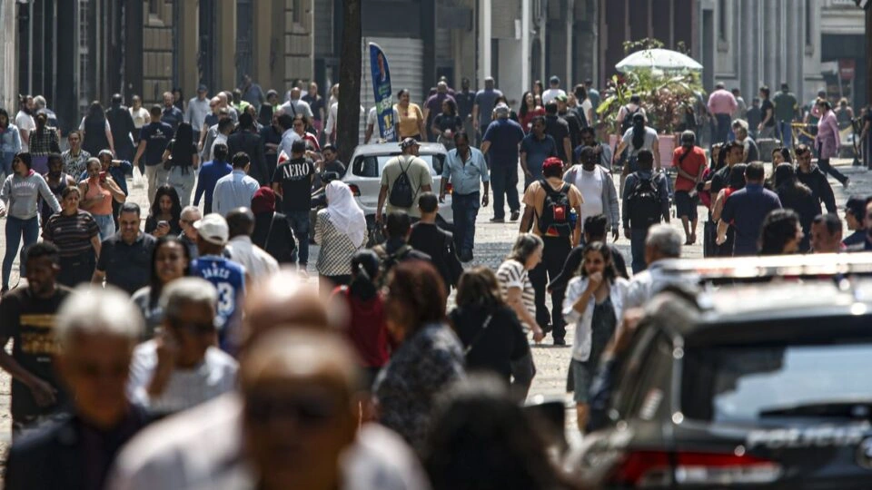 Brasil chega a 214,2 milhões de habitantes e reduz ritmo de crescimento