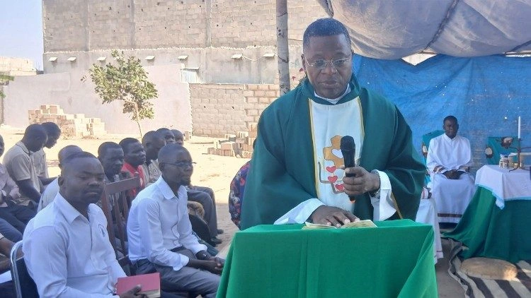 Moçambique - P. Abel Baptista exorta os cristãos  à resiliêcia