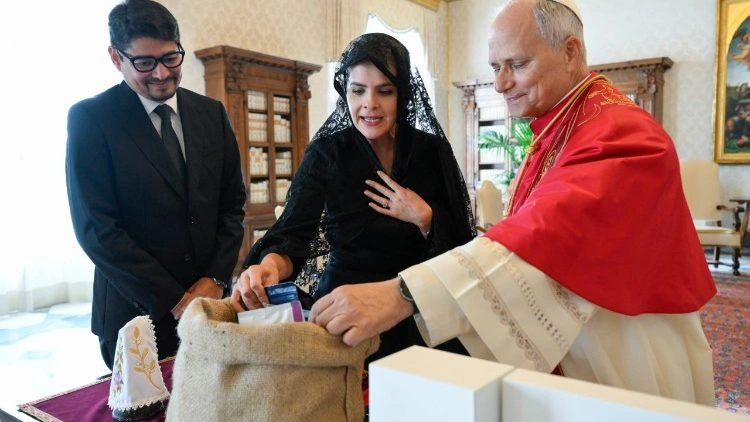 Leão XIV recebe presidente da Costa Rica no Vaticano