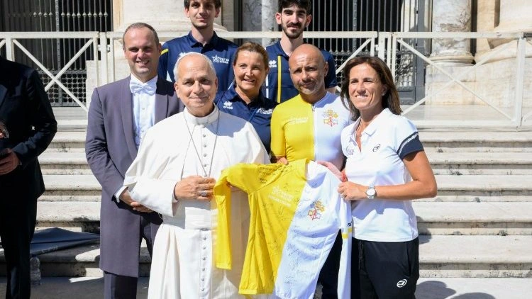 Equipe da Athletica Vaticana: ao Papa, uma raquete e uma camiseta de ciclismo