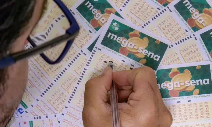 Ninguém acerta Mega-Sena; prêmio acumula para R$ 165 milhões