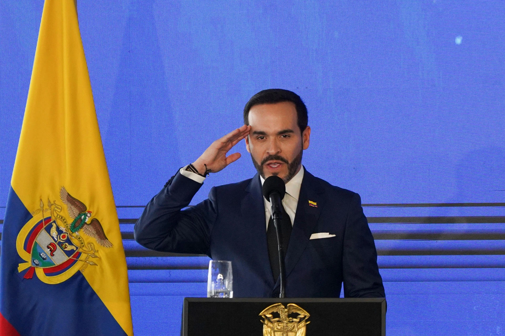 Novo presidente anuncia ofensiva contra cultura woke e linguagem neutra na Colômbia