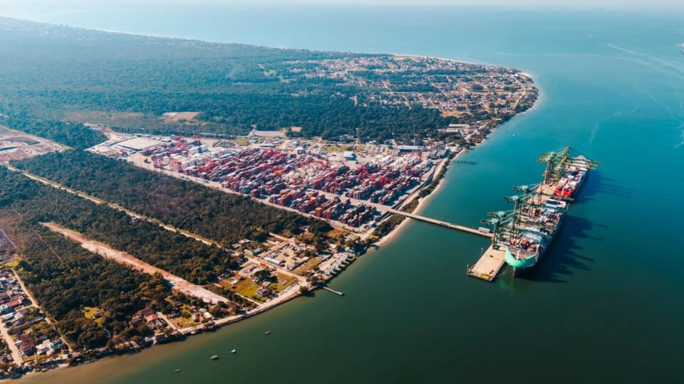 Porto Itapoá aposta em navios maiores para avançar sobre cargas de Santos e Paranaguá 