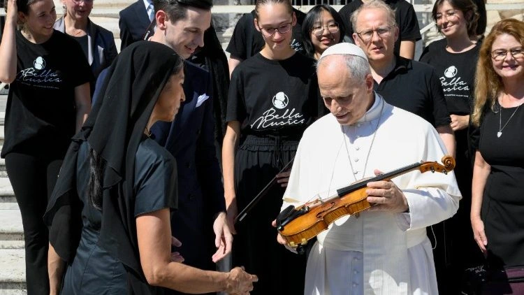 No Vaticano, a orquestra juvenil de Salzburgo com os violinos de Mozart